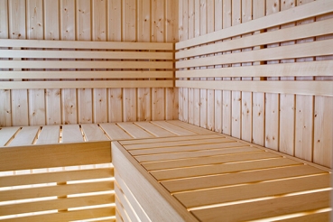 FORMULA  Das Harvia Formula Sauna-Einrichtungskonzept ist eine elegante, lineare und simple Lösung, die jeden einzelnen Badegast begeistern wird. Die Materialoptionen für die beliebte Formula Sauna-Inneneinrichtung sind: goldgelbe Abachi, Rot-Erle, helle