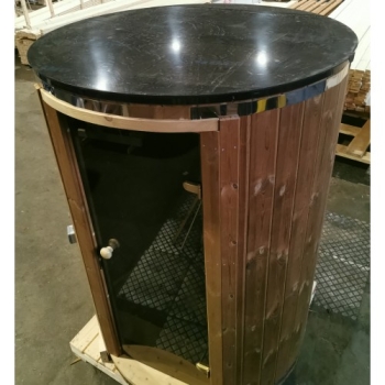 Vertikal-Sauna-Fass aus Thermoholz H: 220 cm Durchmesser: 148 cm Wandstärke: 46 mm Dach wahlweise: Polypropylen oder getöntes Glas inkl. Bänke Türe getönt (690 x 1800 mm) 2 Bänke  Ventilation