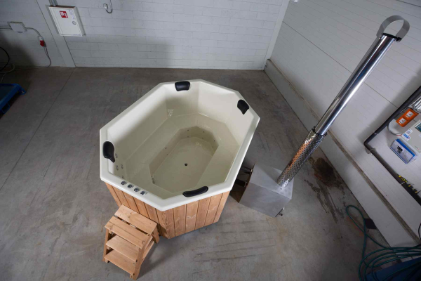 Badezuber für 9 Pers. 2.4×1.8m mit GFK Einsatz