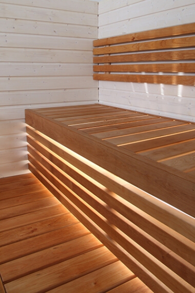 FORMULA  Das Harvia Formula Sauna-Einrichtungskonzept ist eine elegante, lineare und simple Lösung, die jeden einzelnen Badegast begeistern wird. Die Materialoptionen für die beliebte Formula Sauna-Inneneinrichtung sind: goldgelbe Abachi, Rot-Erle, helle