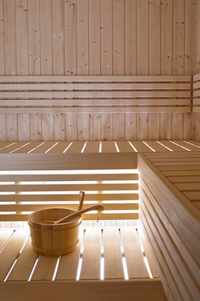 FORMULA  Das Harvia Formula Sauna-Einrichtungskonzept ist eine elegante, lineare und simple Lösung, die jeden einzelnen Badegast begeistern wird. Die Materialoptionen für die beliebte Formula Sauna-Inneneinrichtung sind: goldgelbe Abachi, Rot-Erle, helle