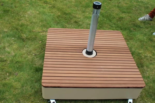 Fliessenfuß XL PX Grey Beig (RAL1019) mit Rollen, Deckel Thermo Poplar (Fliessen nicht inbegriffen)